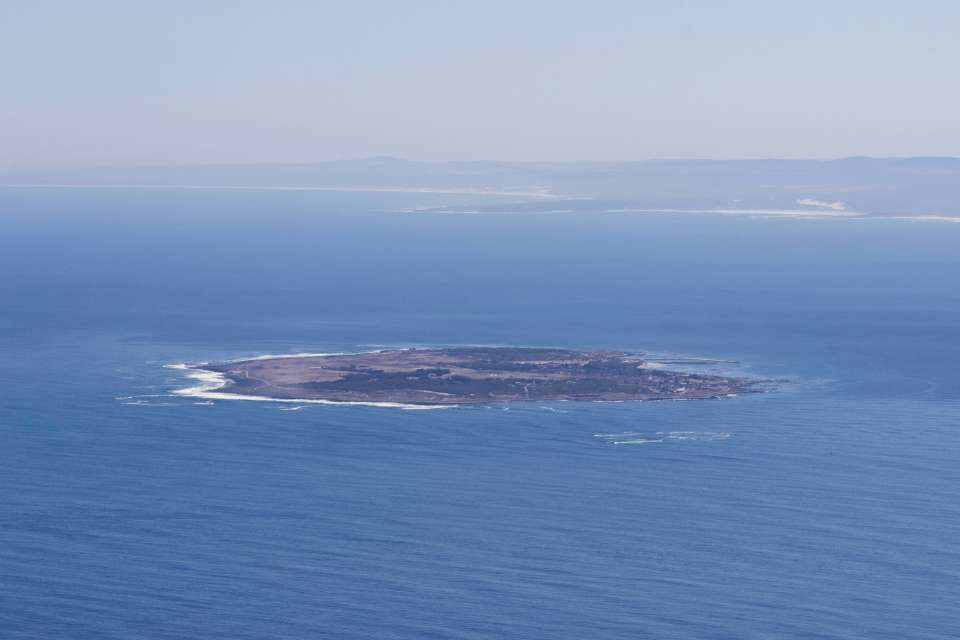 Robben Island: How far is Robben Island from Cape Town?
